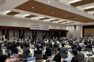角田市長後援会の懇親会にて、あいさつをされる山本県議会議長。