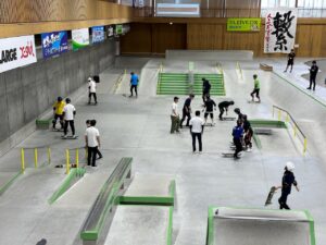 村上市のスケートボードパークでの研修の様子。