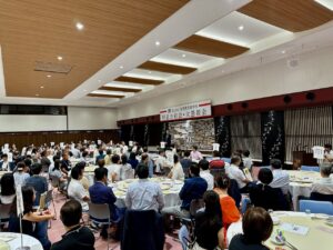 大同窓会・懇親会のあいさつをされる塩崎会長。