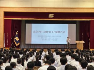 記念講演で話される第４回卒の平井明成さん。