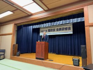 慶政会にて国政報告をされる橘慶一郎代議士。