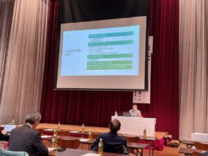 講演をされる千葉大学客員教授の高口康太氏。