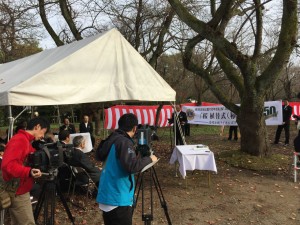 高岡古城公園の桜を守る桜1000本植え替えの宣言を読み上げる吉岡会長。
